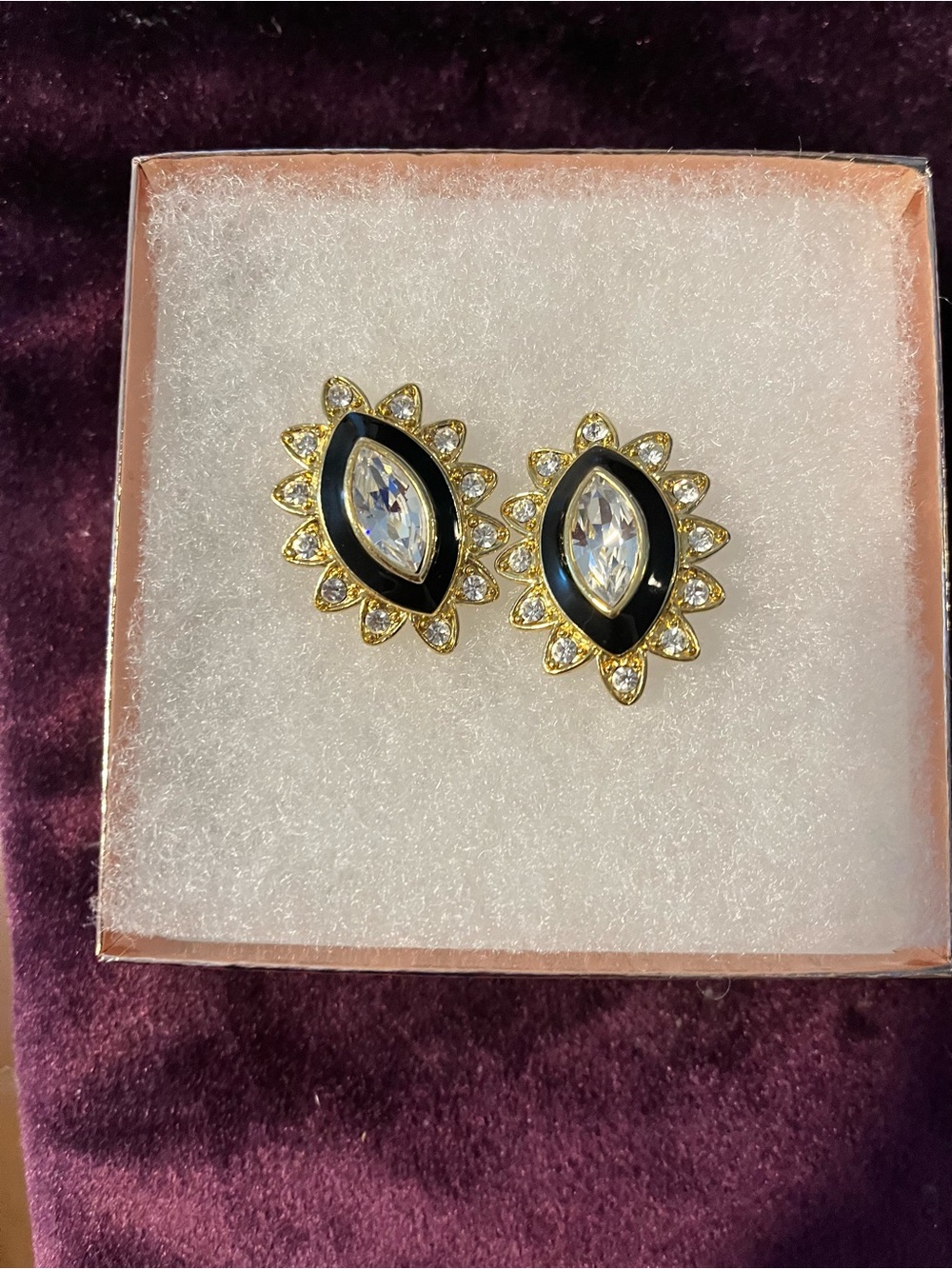 Stunning TRIFARI Flawless Estate Gold-Tone Crystal Black Clip Earrings MUST SEE